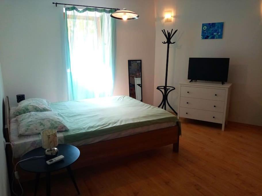 Lovely In Old Town Apartment *
